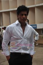 Shahrukh Khan snapped at Mehboob in Bndra, Mumbai on 28th July 2011 (17).JPG